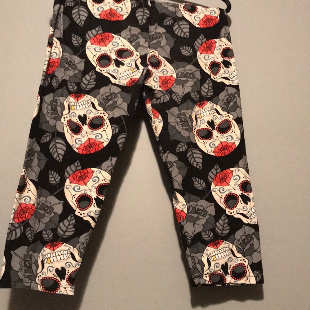Skull cropped leggings